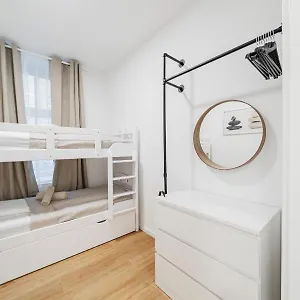 By Home2 Hostal